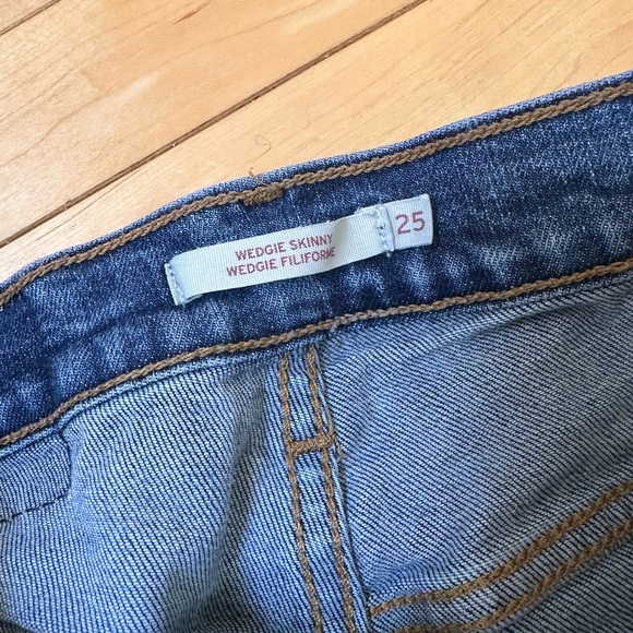 Levi’s Wedgie - Picture 4 of 4
